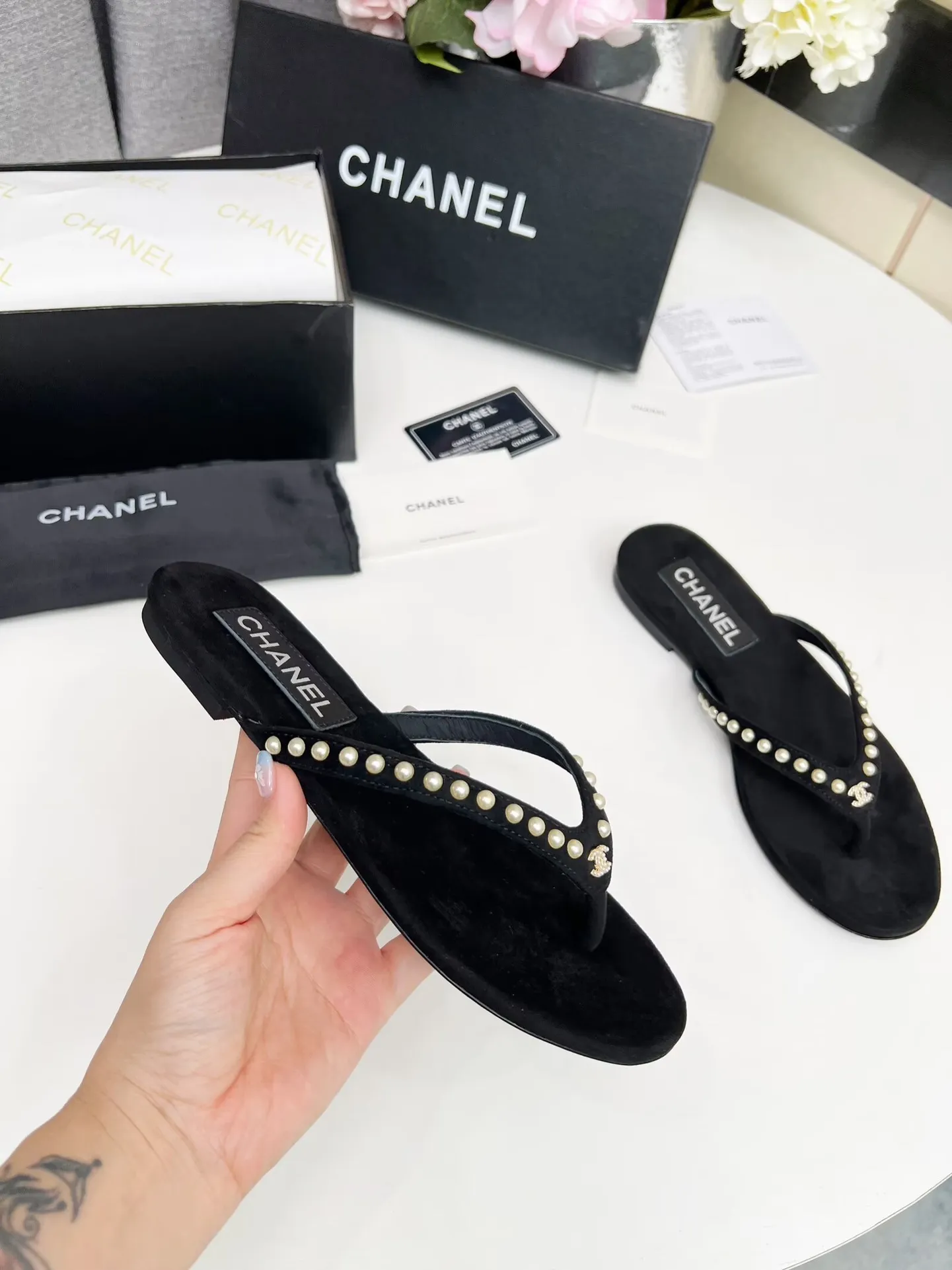 💕💕Factory direct selling price p440💕💕 Chanel new spring and summer genuine leather outsole flip-flops✅ I was really moved by this shoe when I first saw it💓 I liked it at first sight [surprised], 😊 and it has Chanel’s classic element diamond logo💎 Fabric: double-sided velvet Lining: cow lining Color: black Size: 35-41 (41 can be customized and non-returnable) Outsole: Made of genuine leather outsole Packaging: with card and cloth bag
